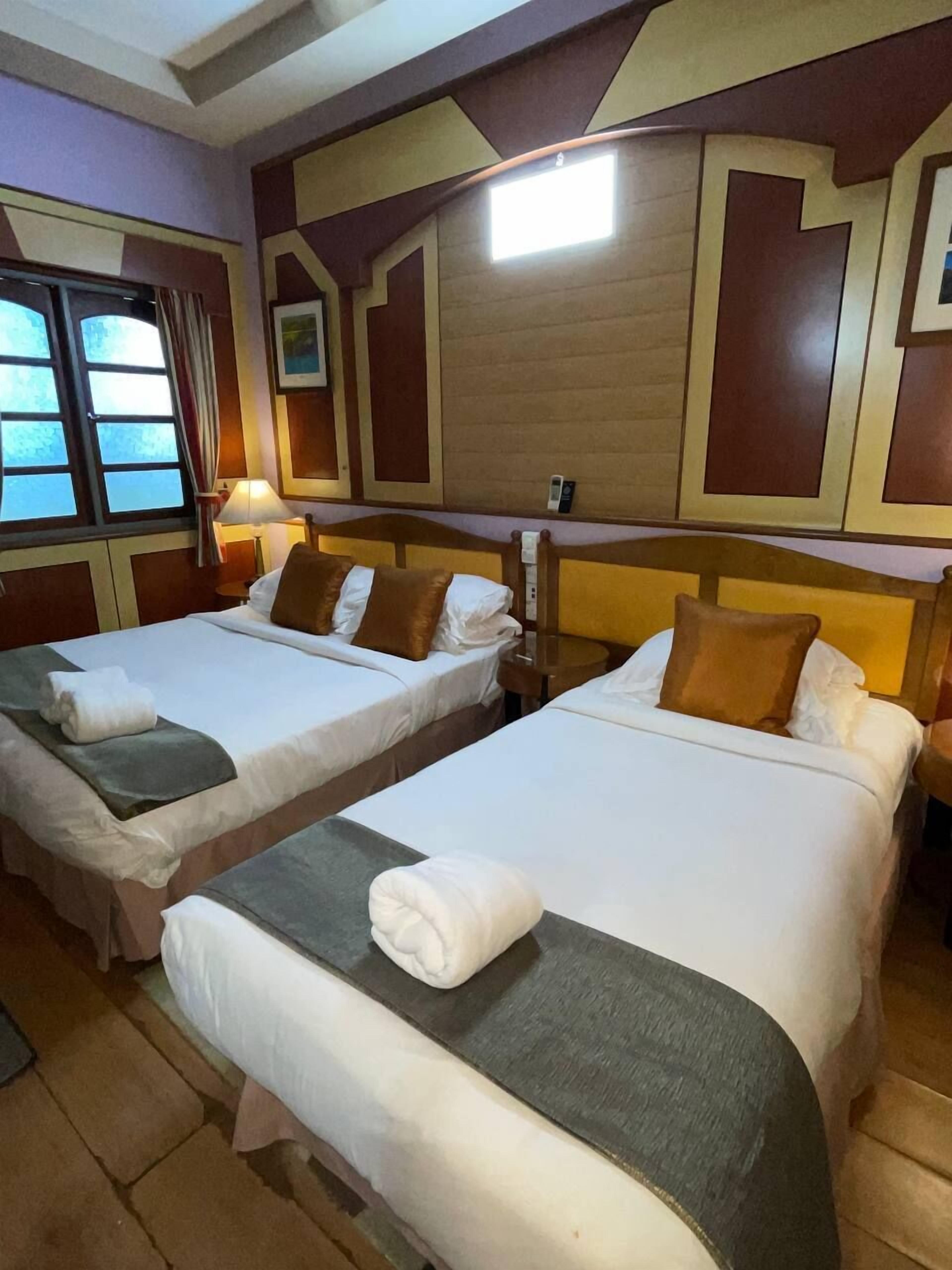 Triple Room, Garden View | Desk, bed sheets