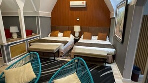 Suite, pemandangan kebun | Meja kerja dan seprai linen