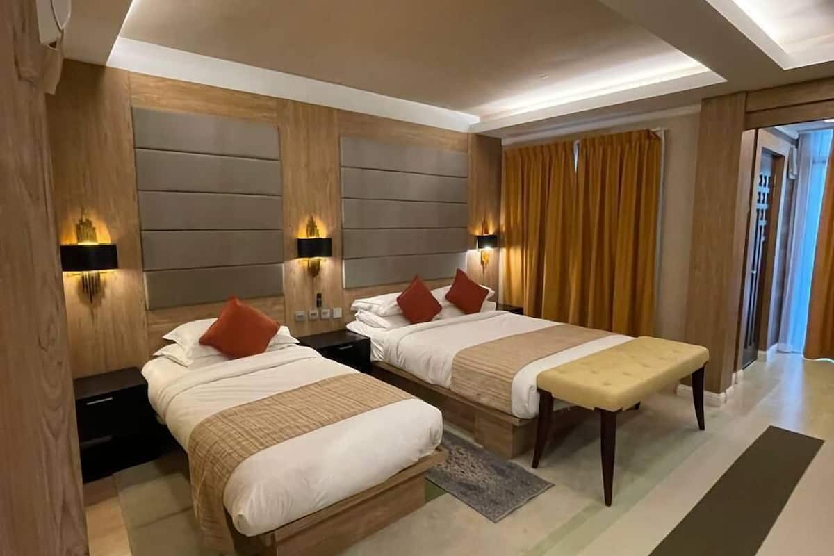 Luxury Triple Room | Desk, bed sheets