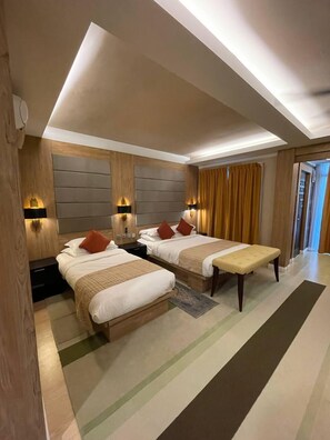 Quarto triplo superluxo | Escrivaninha, roupa de cama