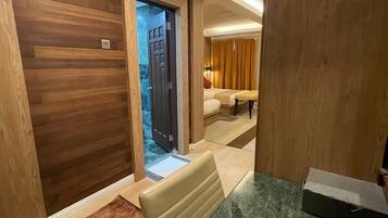 Luxury Triple Room | Desk, bed sheets