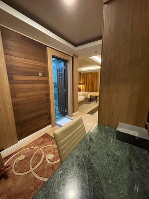 Luxury Triple Room | Desk, bed sheets - Perhentian Island Sharilla Resort - BS (Pulau Perhentian Kecil)