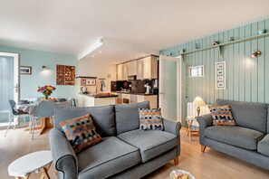 Smart TV, fireplace, DVD player - St Mary's Seaview - In Town Walls, Close to Beach (Tenby)