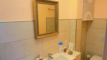 Ducha, secador de pelo, toallas y jabón