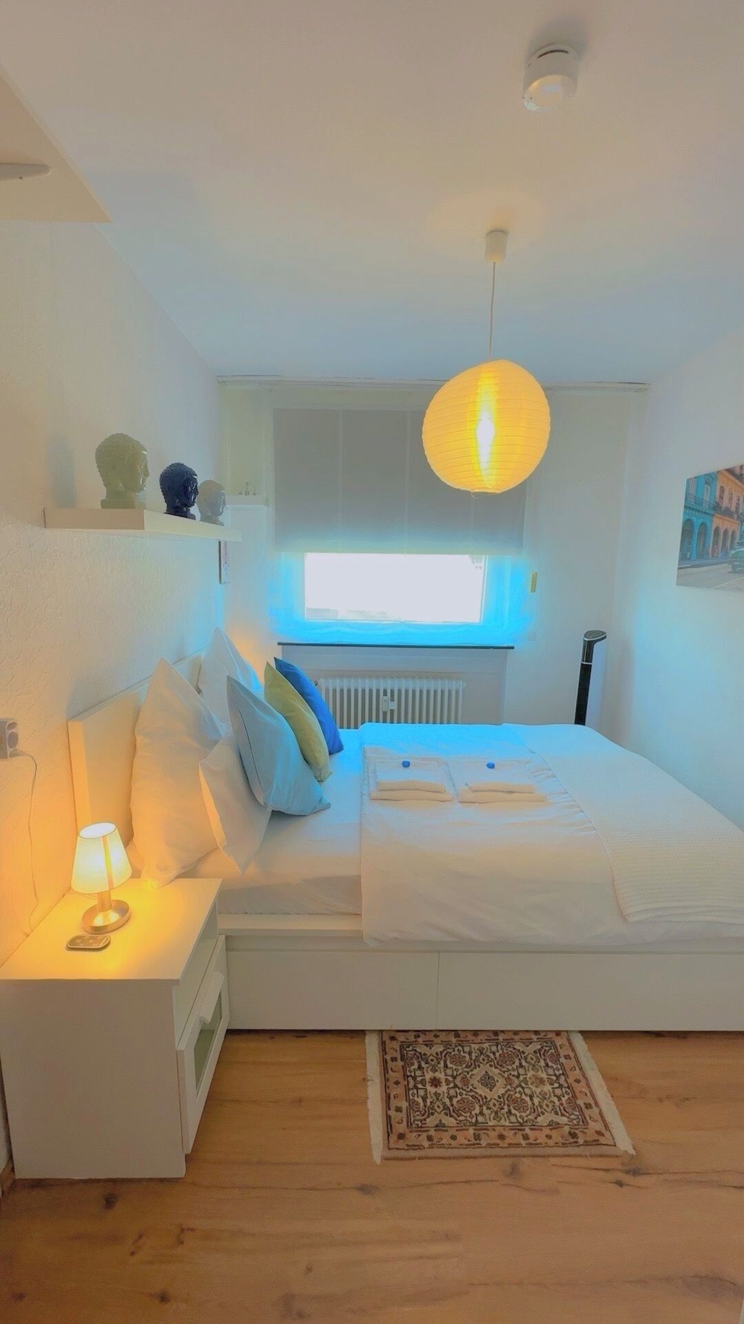 Tabla de planchar con plancha, wifi, ropa de cama