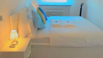 Tabla de planchar con plancha, wifi, ropa de cama