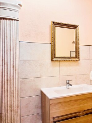 Chuveiro, secador de cabelo, toalhas de banho, sabonete