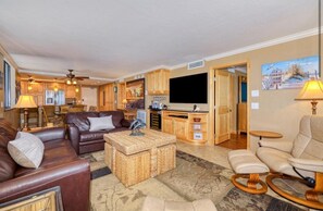 2 bedrooms - Caper Beach Club 1005 (Fort Myers Beach)