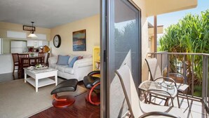 Un apartament modern amb saló, zona de menjador i balcó.