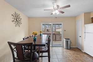 Dining - Cozy Huntsville Condo / 2BR Near SHSU/Pool/WiFi/Free Parking (Huntsville)
