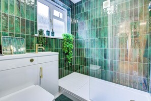 Ducha, artículos de higiene personal gratuitos y secador de pelo