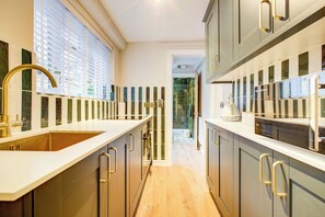 Fridge, microwave, oven, stovetop - Cottage in the centre (Colchester)