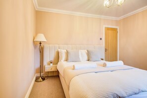 Iron/ironing board, travel crib, free WiFi, bed sheets - Cottage in the centre (Colchester)