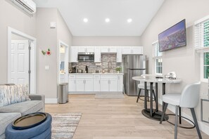 Réfrigérateur, micro-ondes, plaque de cuisson, cafetière/bouilloire