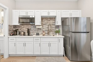 Réfrigérateur, micro-ondes, plaque de cuisson, cafetière/bouilloire