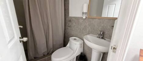 Perushuone | Kylpyhuone | Suihku, pyyhkeet, saippua, sampoo