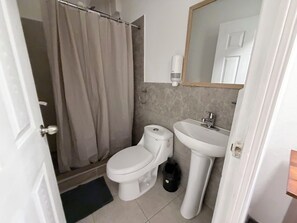 Basic-Zimmer | Badezimmer | Dusche, Handtücher, Seife, Shampoo