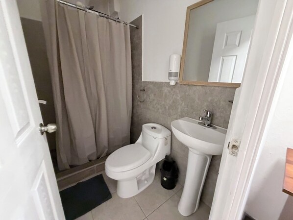 Quarto básico | Banheiro | Chuveiro, toalhas de banho, sabonete, shampoo