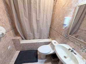 Basic-Doppelzimmer | Badezimmer | Dusche, Handtücher, Seife, Shampoo