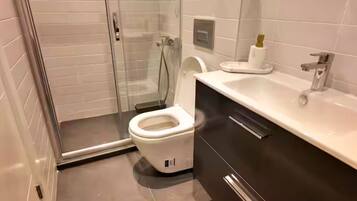 Dusche, Haartrockner, Bidet, Handtücher