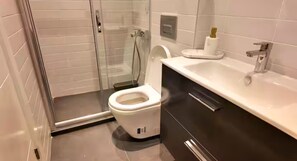 Shower, hair dryer, bidet, towels - NEW STUDİO APARTMENT BUİLT İN 2025, İN A VERY GOOD LOCATİON AT KADIKÖY (İstanbul)