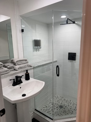 Douche, serviettes fournies, savon, papier de toilette