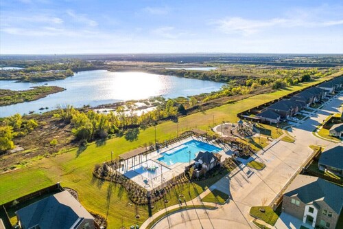 Luxurious 4-Bed Home with Pool Table & Nearby Pool