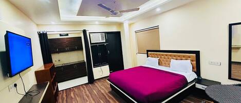 Family Room, 1 King Bed, Smoking, Kitchen | Private kitchen | Fridge, stovetop, cookware/dishes/utensils