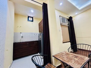 Private kitchen - Samriddhi Studio Apartment (New Delhi)