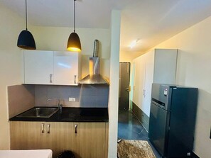 Fridge, stovetop, cookware/dishes/utensils - Samriddhi Studio Apartment (New Delhi)
