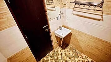 Deluxe Double Room, City View | Bathroom | Shower, towels, soap, shampoo