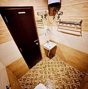 Habitación doble Deluxe, vista a la ciudad | Baño | Regadera, toallas, jabón, shampoo