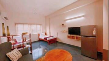 Quarto casal luxo, vista para a cidade | Escrivaninha, espaço de trabalho para notebook, Wi-Fi de cortesia