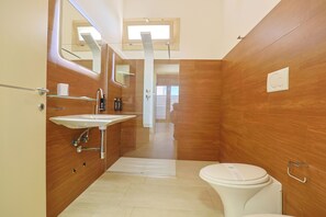 Dusj, hårføner, bidé og håndklær