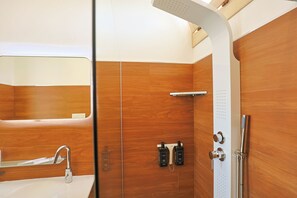 تجهيزات دش، مجففات شعر، مراحيض شطف، مناشف