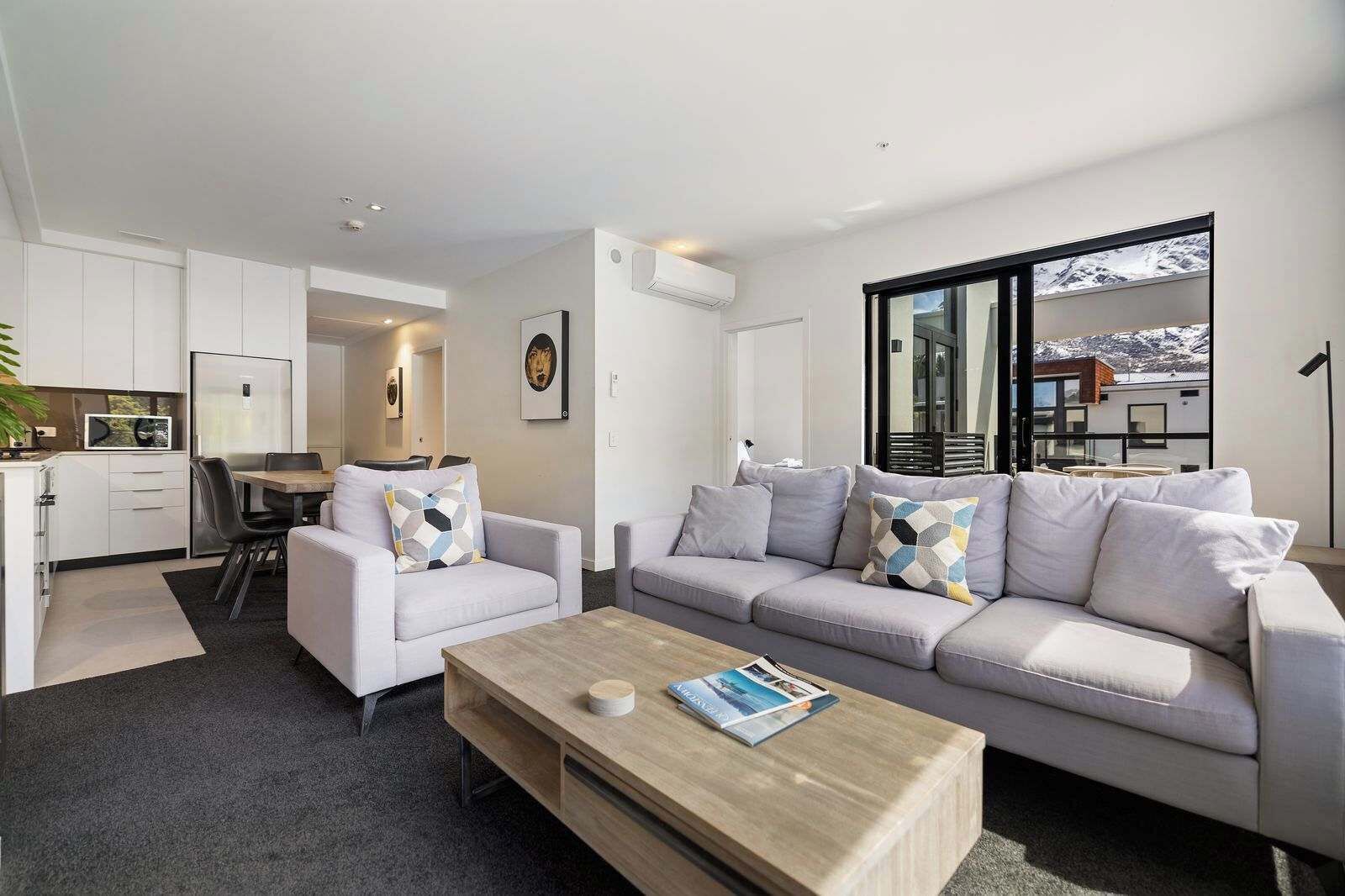 Una televisión, una chimenea, una oficina