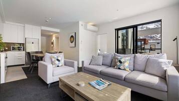 Una televisión, una chimenea, una oficina