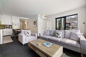 Televisor, llar de foc i oficines