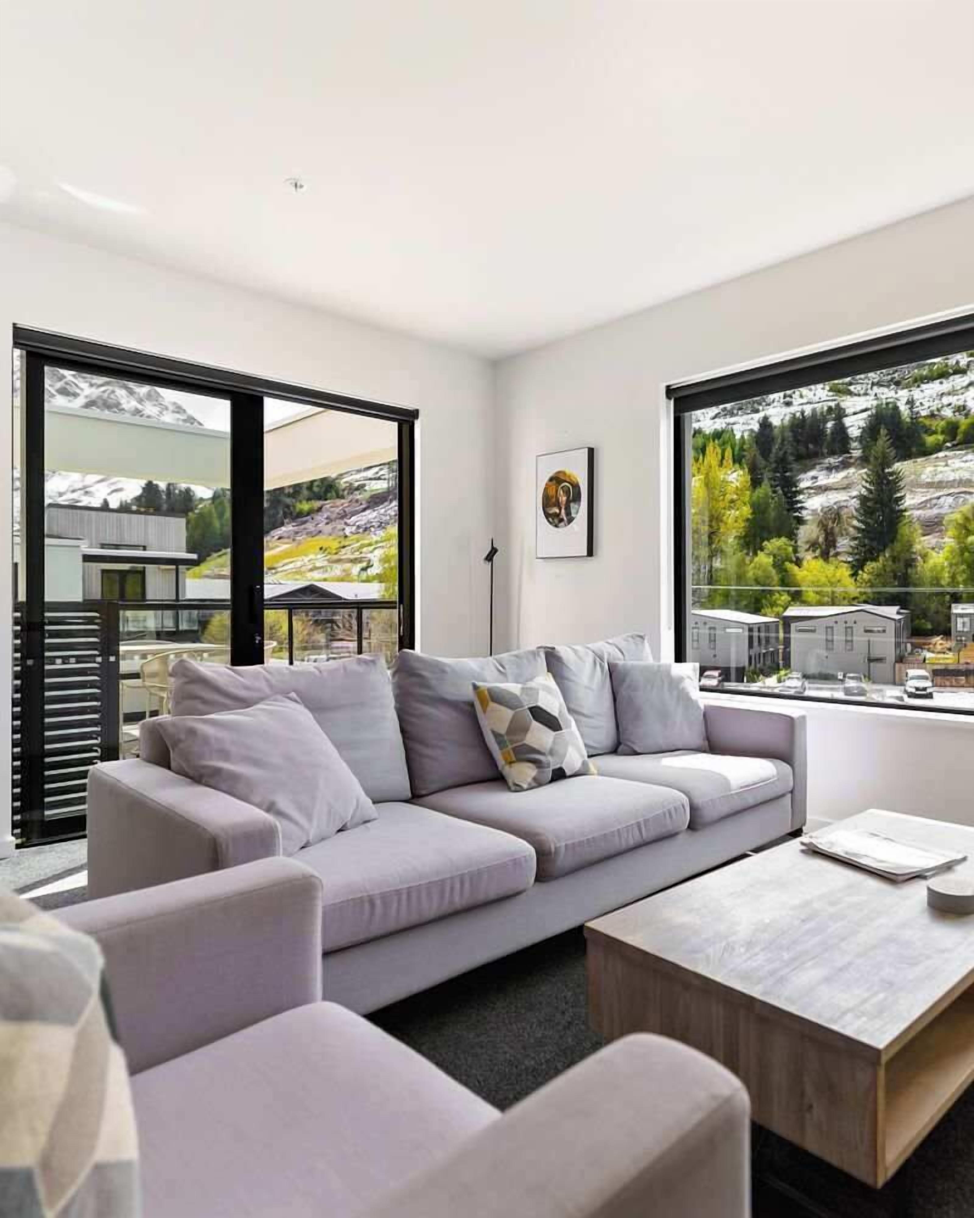 Televisión, chimenea y oficina 