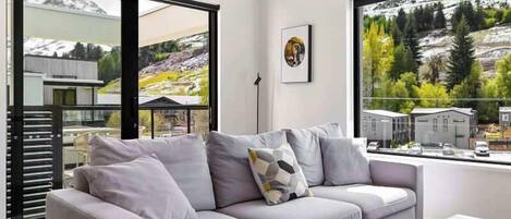 Televisión, chimenea y oficina