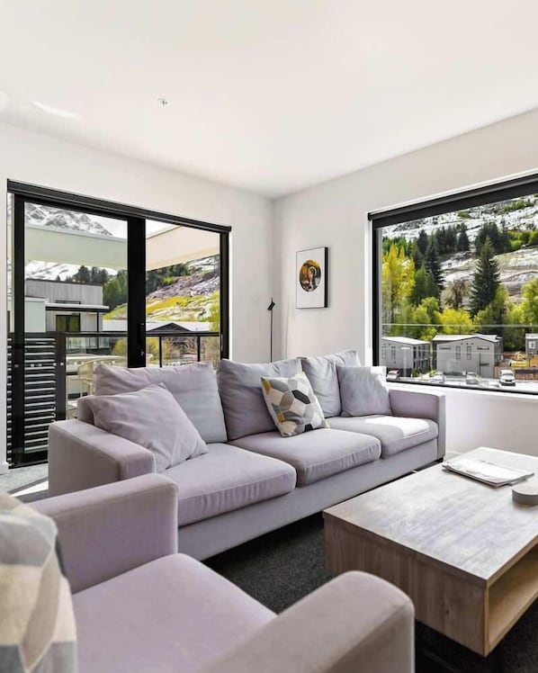 Televisor, llar de foc i oficines