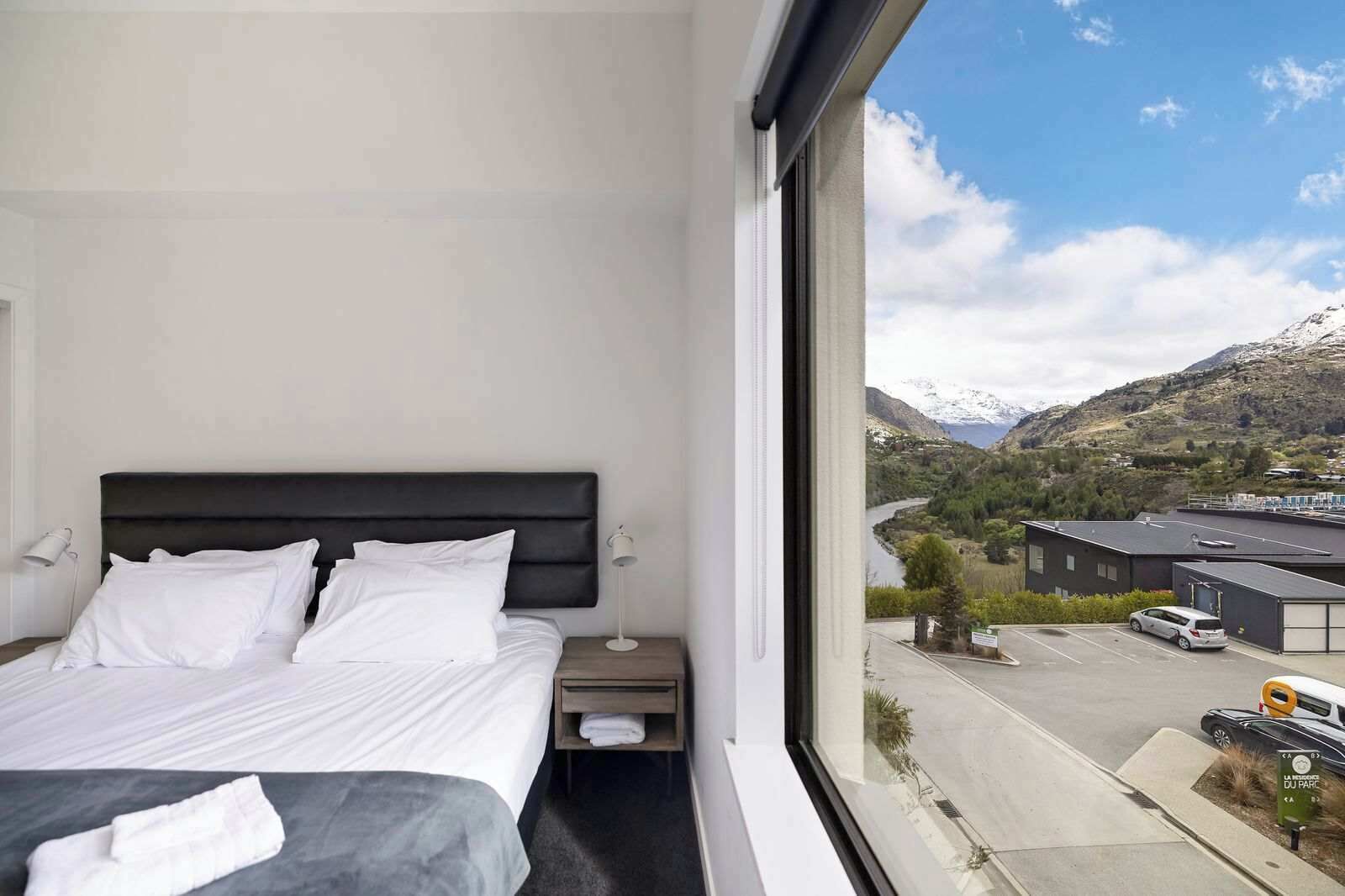 Desk, iron/ironing board, WiFi, bed sheets