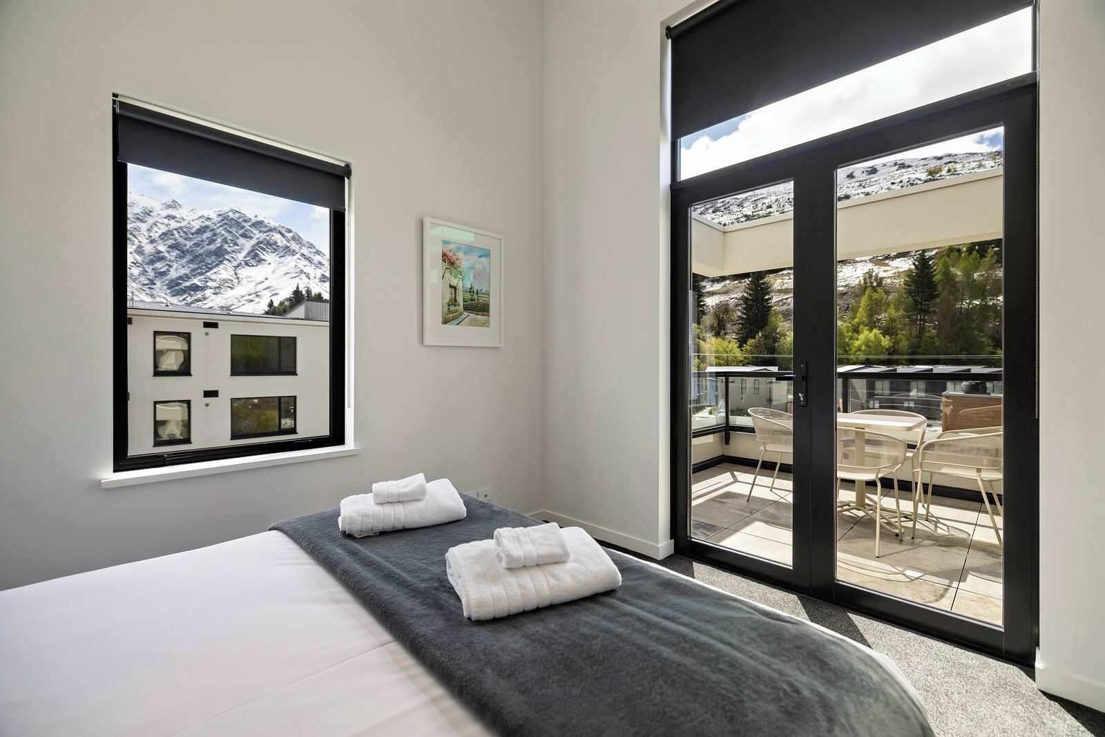 Desk, iron/ironing board, WiFi, bed sheets