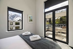 Escriptori, planxa i posts de planxar, wifi i roba de llit