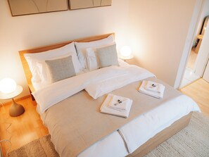 3 habitaciones, escritorio y tabla de planchar con plancha 