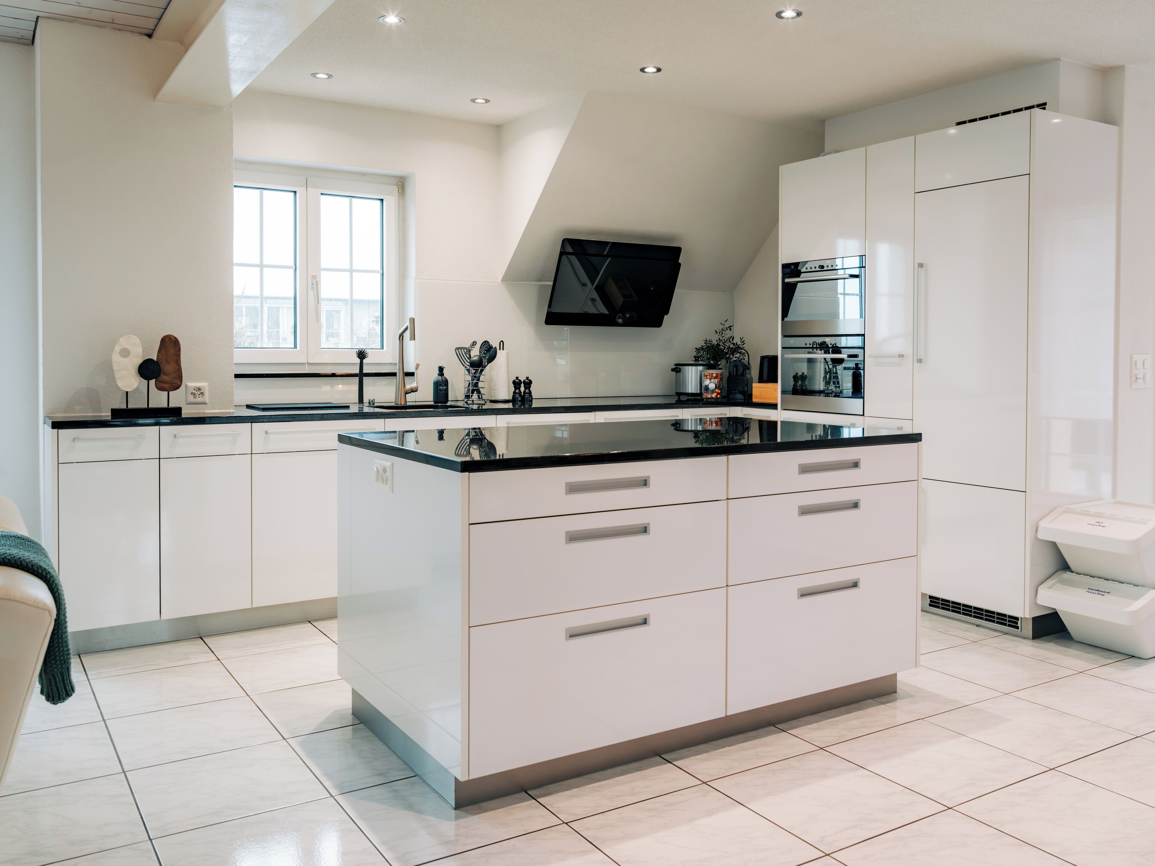 Kylskåp, mikrovågsugn, ugn och spishäll