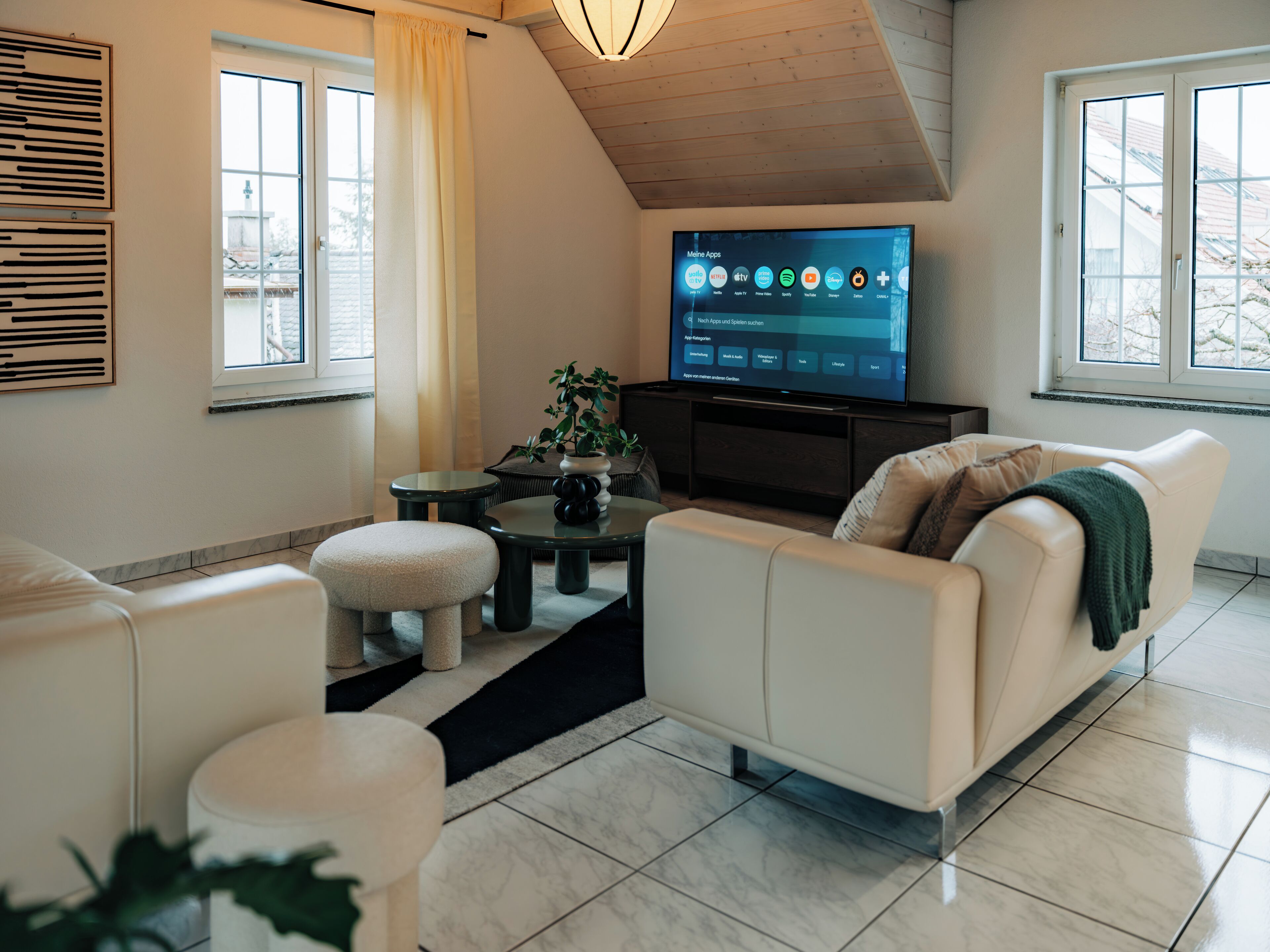 Smart-TV, Videospiele, Tischfußball, Tischtennisplatte