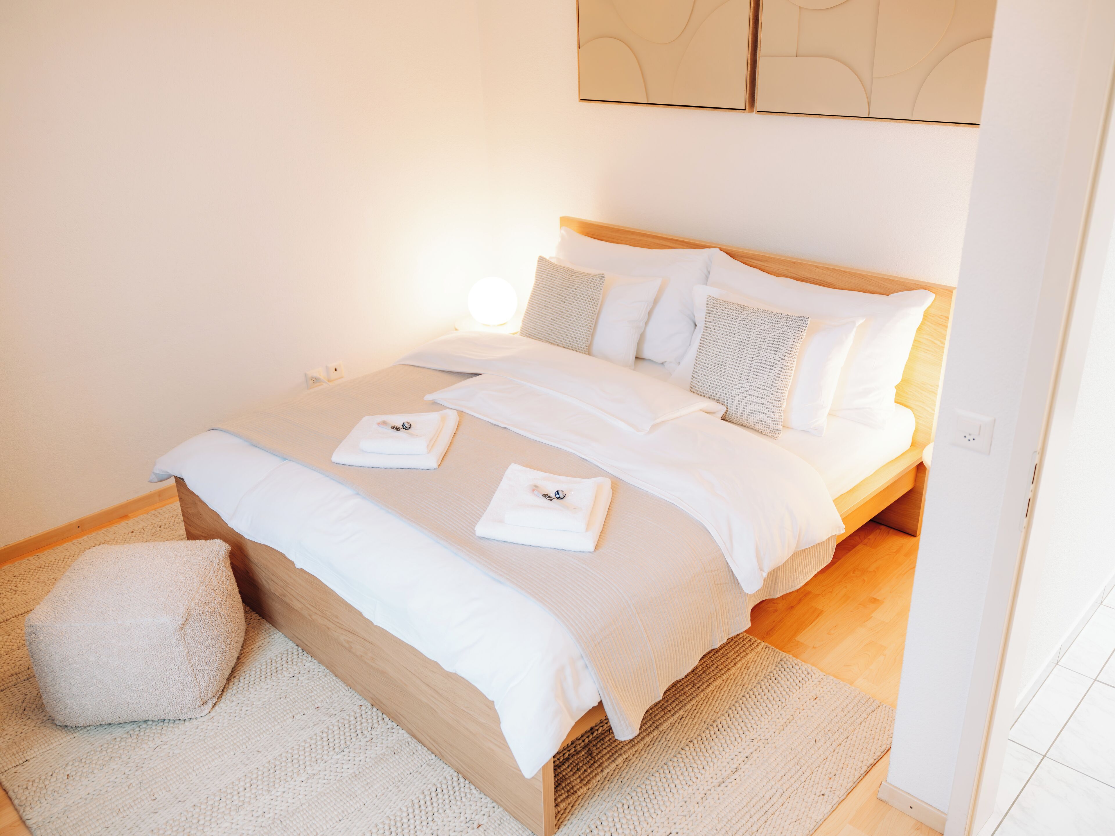 3 soverom, skrivebord, strykejern/-brett og reiseseng for barn