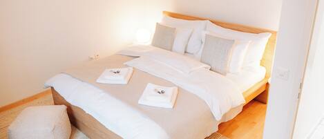 3 soverom, skrivebord, strykejern/-brett og reiseseng for barn