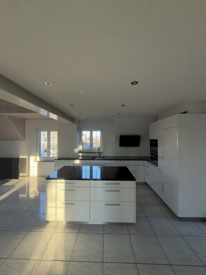 冷蔵庫、電子レンジ、オーブン、コンロ